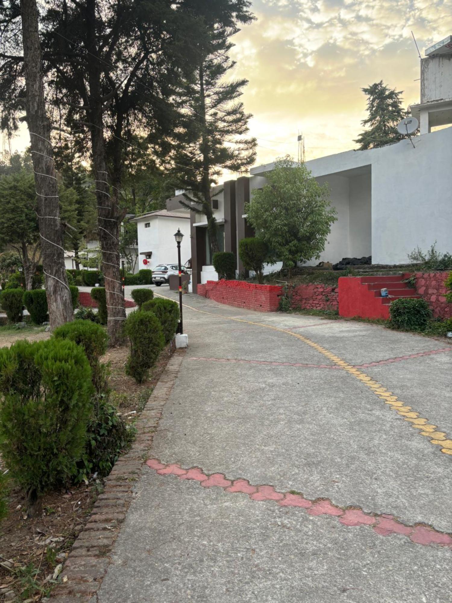 Shikha Resort Ewentbliz Bhīm Tāl Exteriör bild